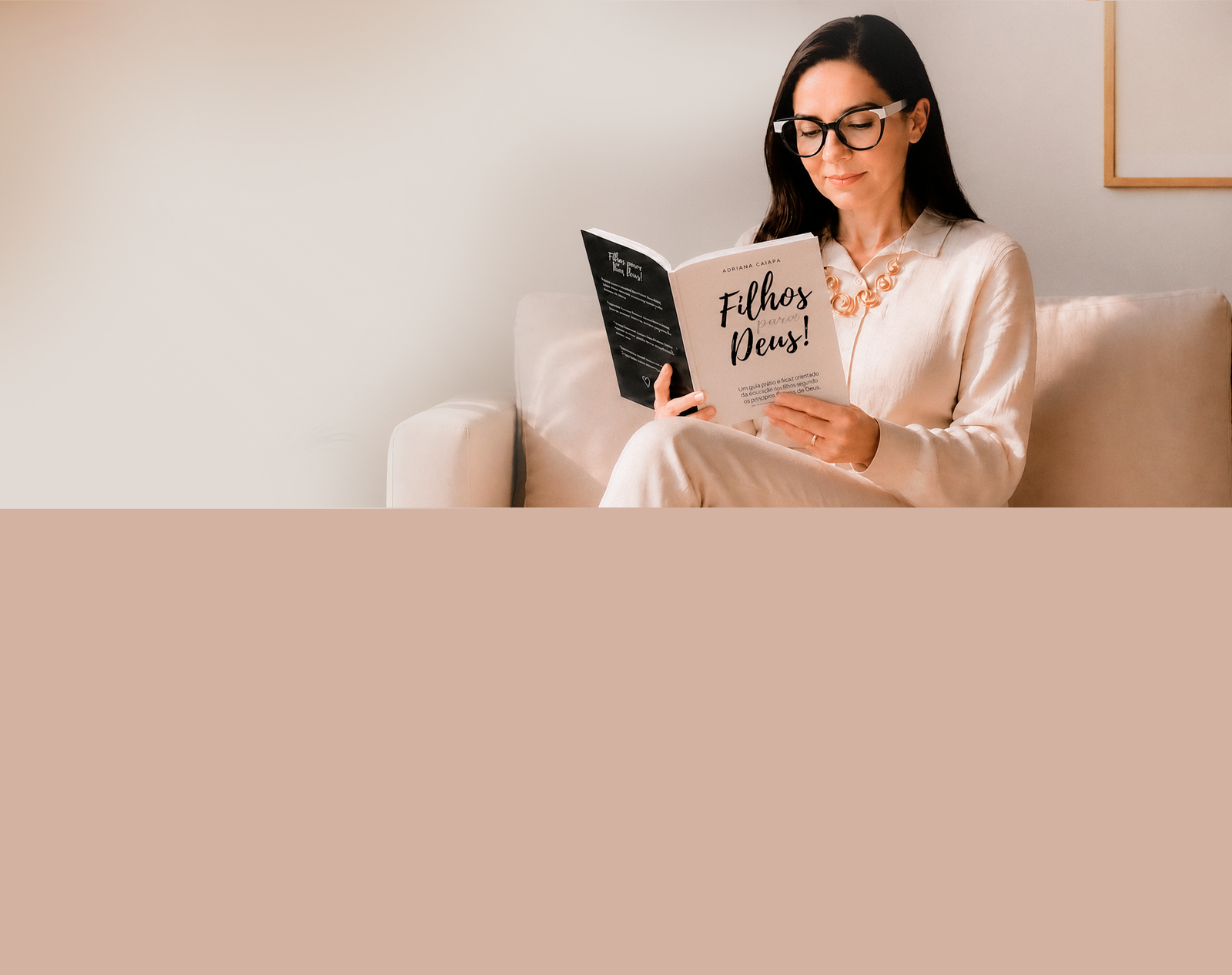 Adriana Cabral lendo o livro Filhos para Deus!